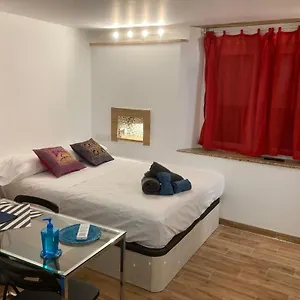 Apartamento Malagueña Salerosa - Casa Mata De 1 A 4 Con Terraza O Patio Propio, Málaga