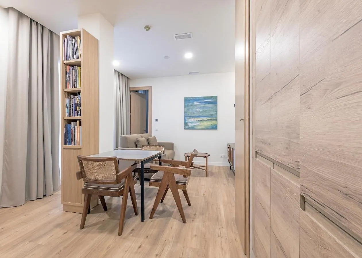 Apartamentos de lujo EL MUSEO Living&Experience Club Arte contemporáneo y mobiliario de colección de los años 50 Málaga
