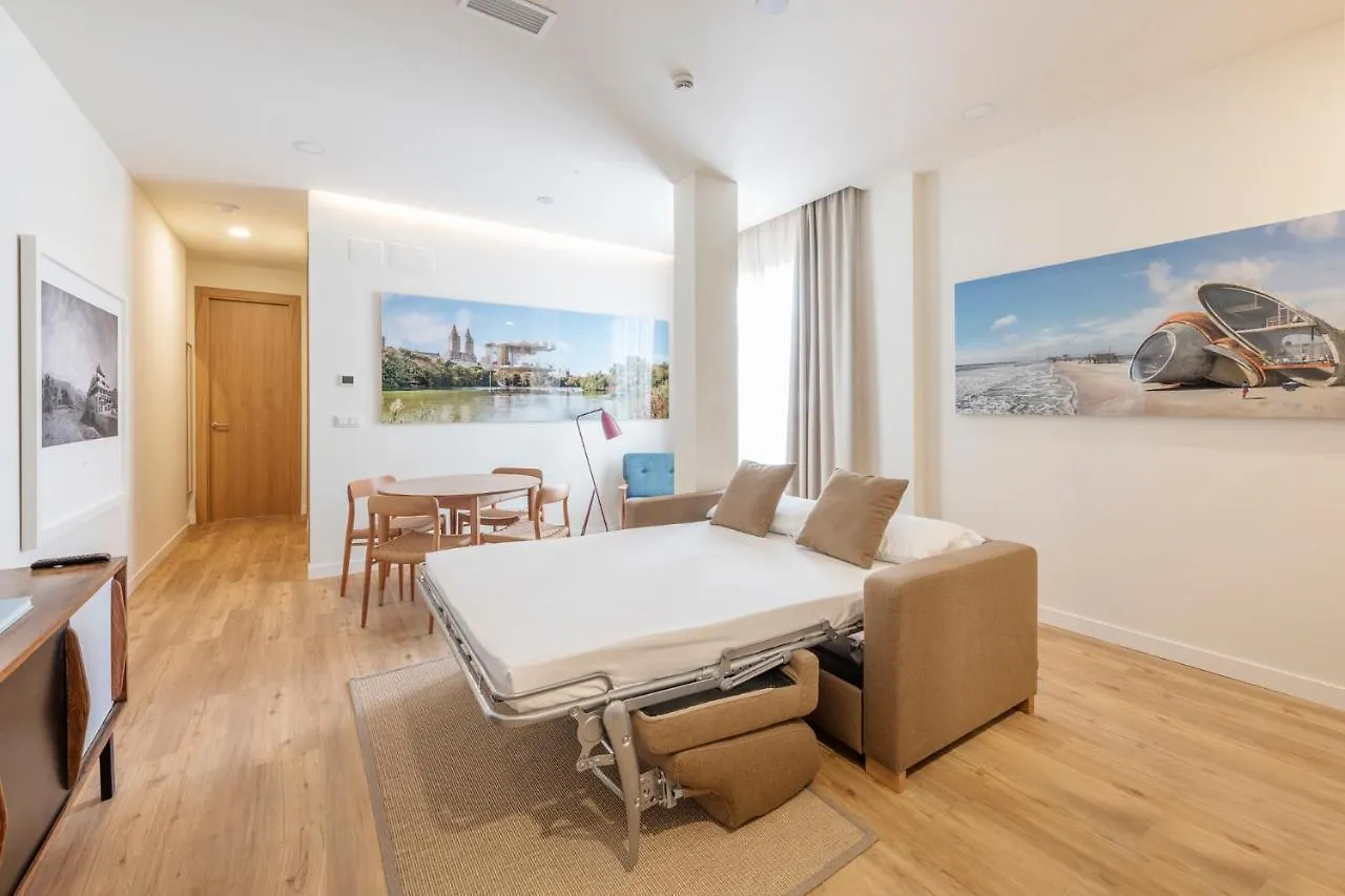 Apartamentos de lujo EL MUSEO Living&Experience Club Arte contemporáneo y mobiliario de colección de los años 50 Málaga España