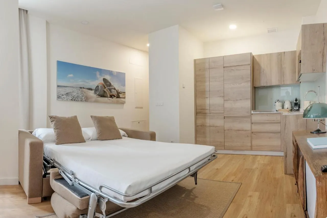 Apartamentos de lujo EL MUSEO Living&Experience Club Arte contemporáneo y mobiliario de colección de los años 50 Málaga España