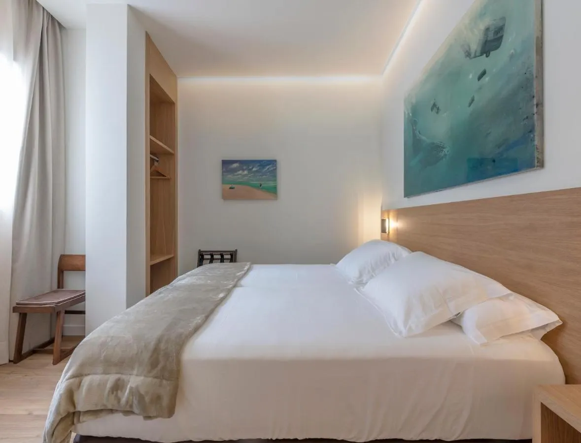 Apartamentos de lujo EL MUSEO Living&Experience Club Arte contemporáneo y mobiliario de colección de los años 50 Málaga