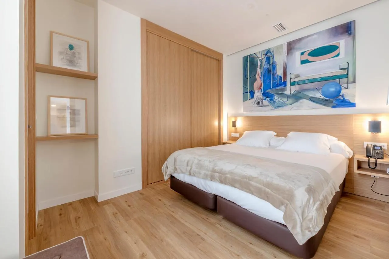 Apartamentos de lujo EL MUSEO Living&Experience Club Arte contemporáneo y mobiliario de colección de los años 50 Málaga España