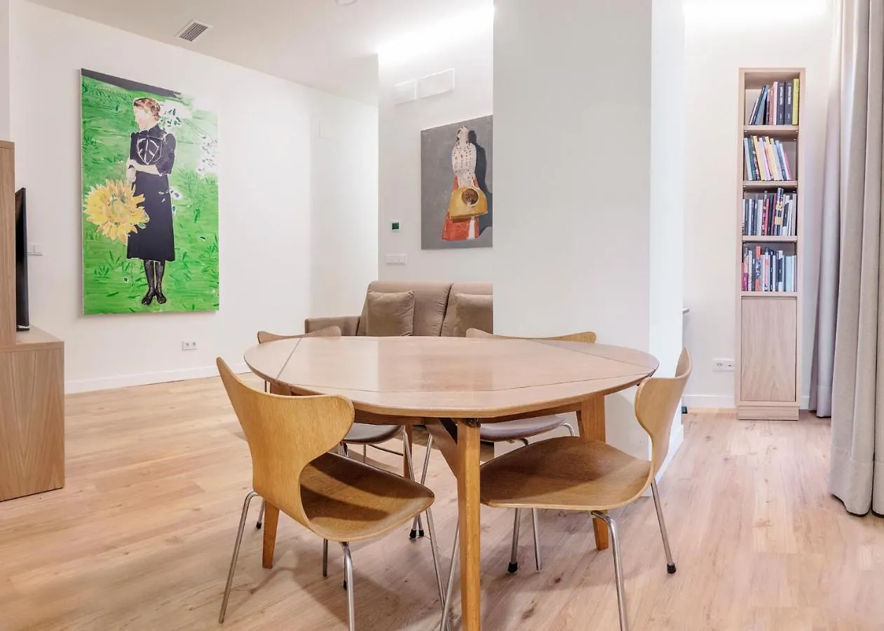 Apartamentos de lujo EL MUSEO Living&Experience Club Arte contemporáneo y mobiliario de colección de los años 50 Málaga