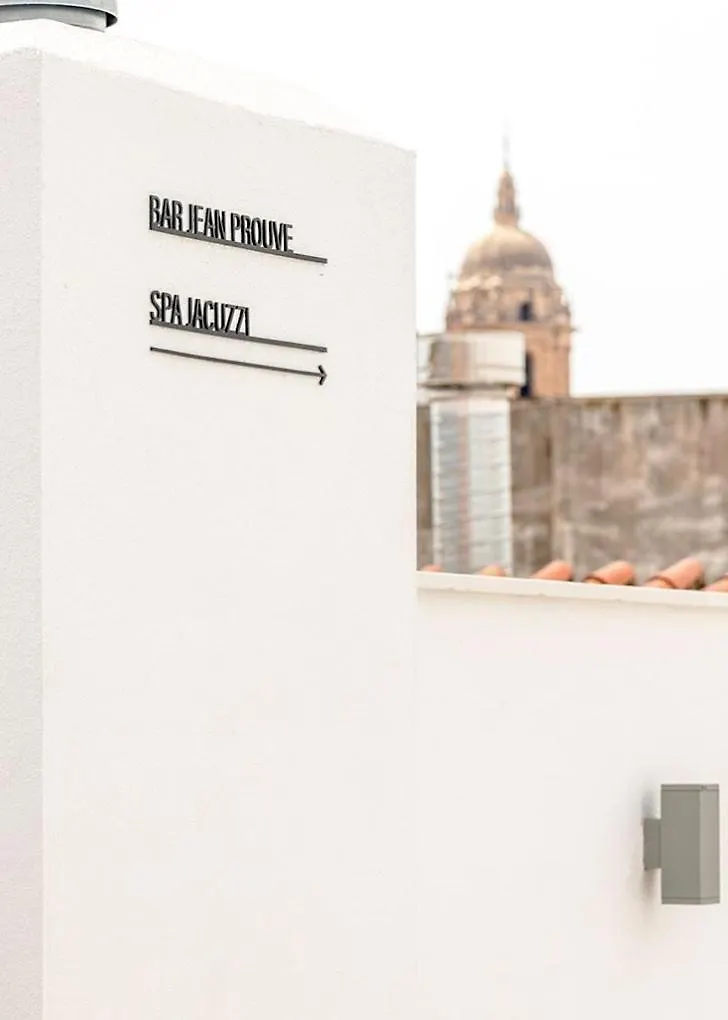 Apartamentos de lujo EL MUSEO Living&Experience Club Arte contemporáneo y mobiliario de colección de los años 50 Málaga España